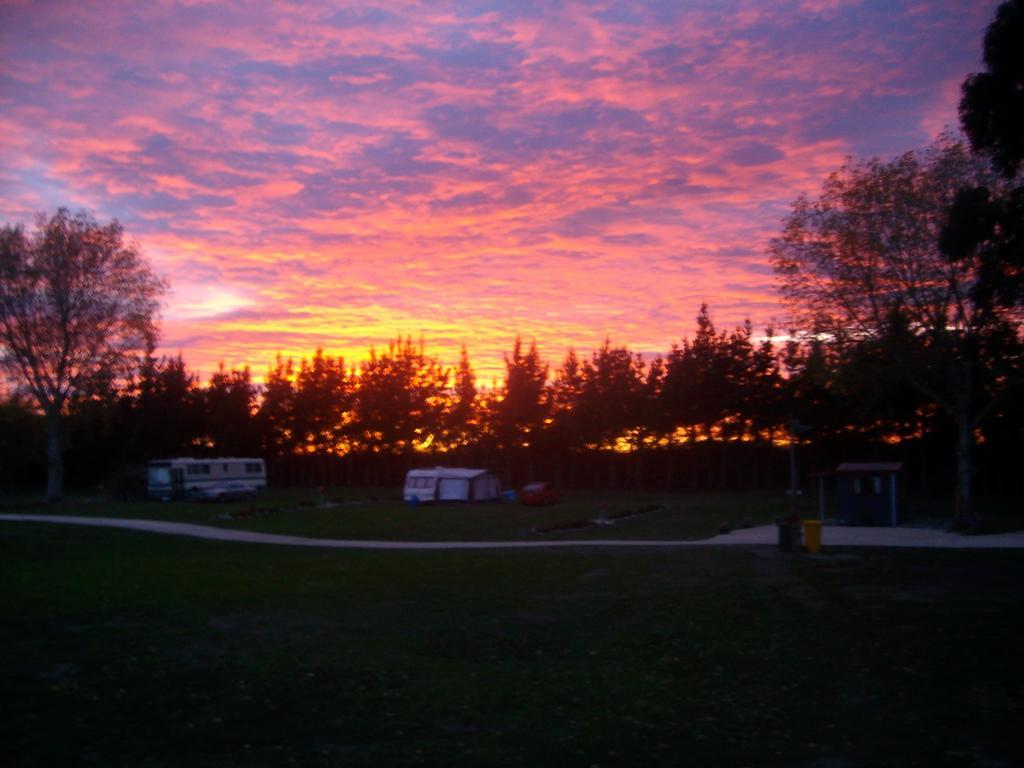 Glenavys Waitaki River Motor Camp מראה חיצוני תמונה